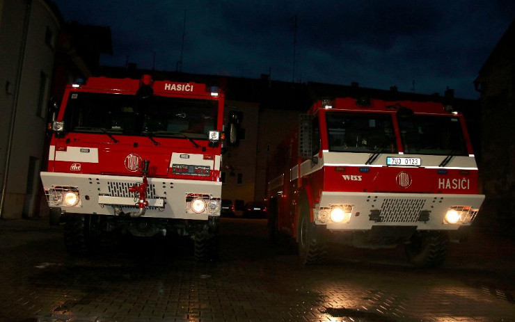 Hasiči ze Žatce dostali novou cisternovou stříkačku, projede i náročnějším terénem