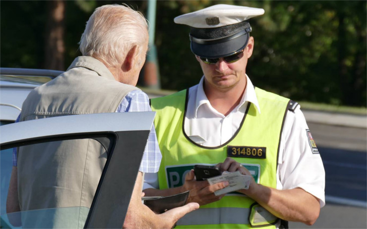 Registrační značky na auto nepatřily, muž je ukradl z auta a daroval známému