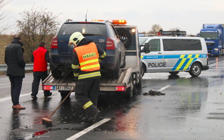 OBRAZEM: Nehoda dvou osobních aut s nákladním blokovala odpoledne silnici na Prahu