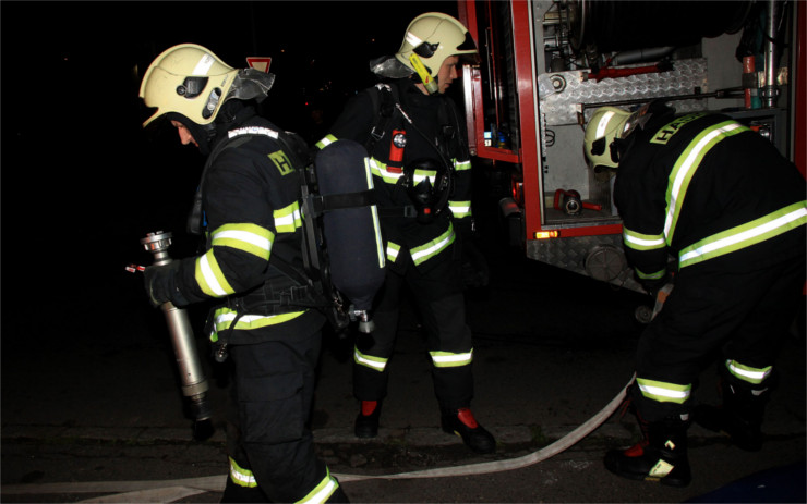 Ranní požár auta ve Smolnici zaměstnal hasiče. Plameny ho zcela spolkly