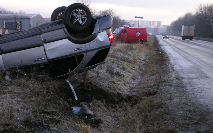 U Staňkovic skončilo auto převrácené na střechu v příkopu, jeden člověk se zranil