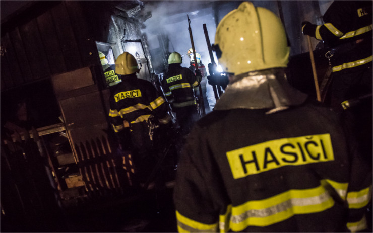 Pět hasičských jednotek likvidovalo požár v Němčanech, hořela tu přístavba s kotelnou