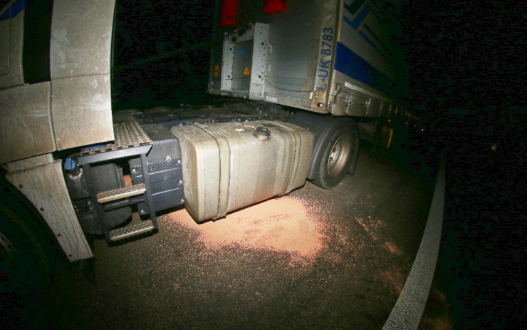 OBRAZEM: Z proražené nádrže kamionu unikala nafta, znečistila silnici v Žiželicích