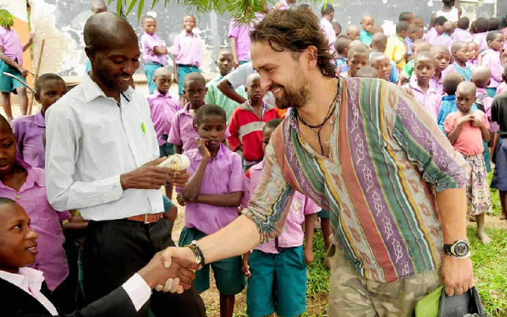Sbírka Pastelka pro Ugandu pomáhá dětem v Africe, zároveň je také vzpomínkou na fotografa Josefa Štrosse
