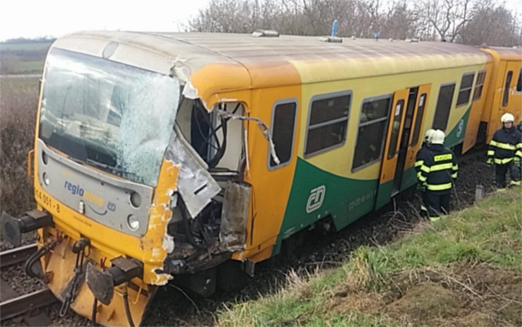 AKTUÁLNĚ OBRAZEM: Na železničním přejezdu v Břvanech se srazil vlak s bagrem