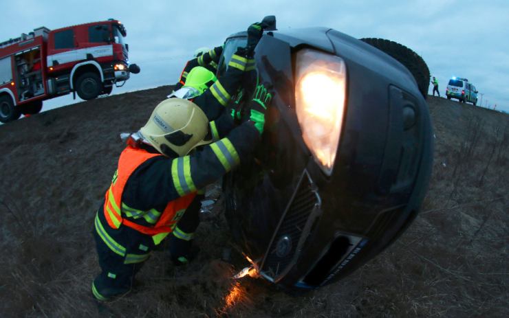 VIDEO: Auto u Velemyšlevsi vylétlo ze silnice. Řidič měl velké štěstí