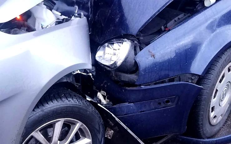 Při ranní nehodě čtyř aut u Kozlů se zranil jeden člověk