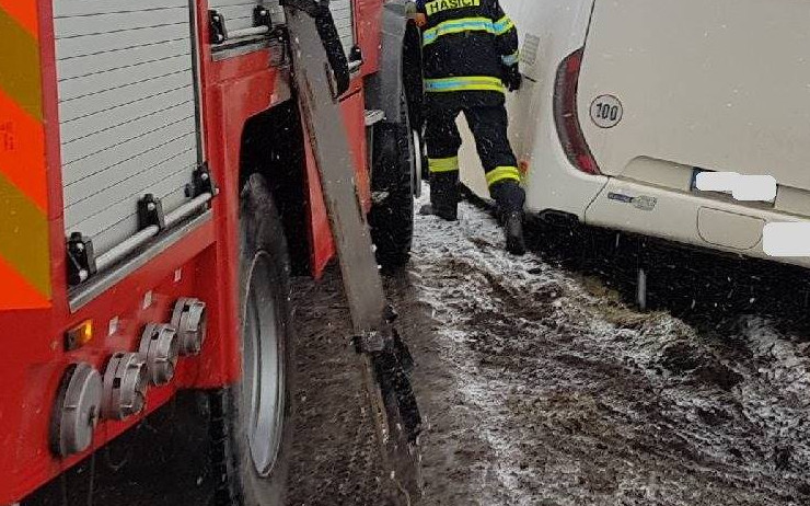 Hasiči v ranních hodinách vyjížděli k nehodě autobusu v Cítolibech