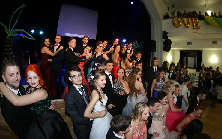 OBRAZEM: Takhle se bavili na plese maturanti z lounského gymnázia
