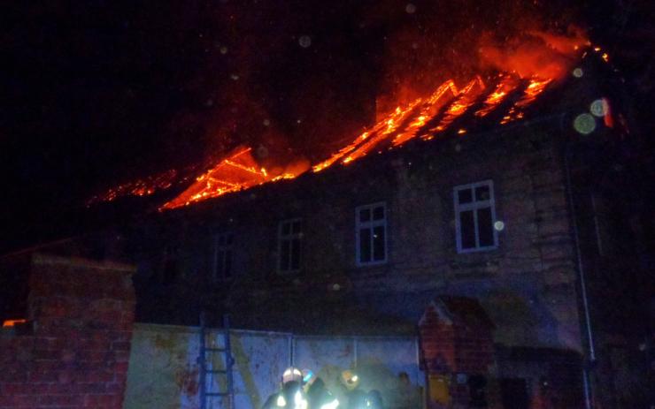 VIDEO: Hasiči celou noc zasahovali u hořícího domu. Zamrzala jim technika
