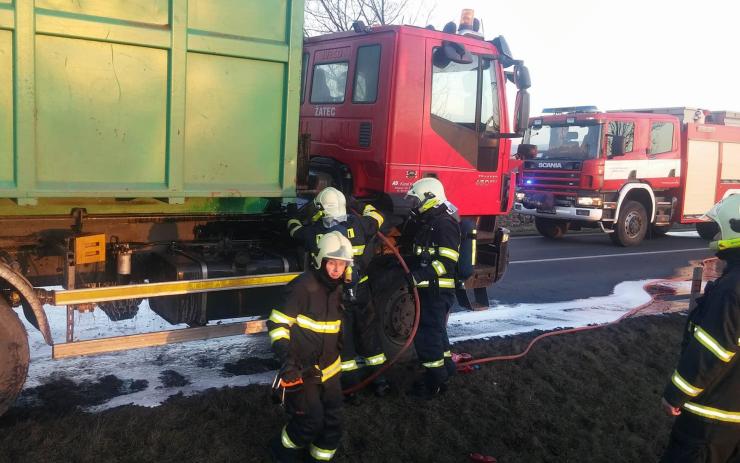 AKTUÁLNĚ OBRAZEM: Na silnici k Žatci hořelo nákladní auto
