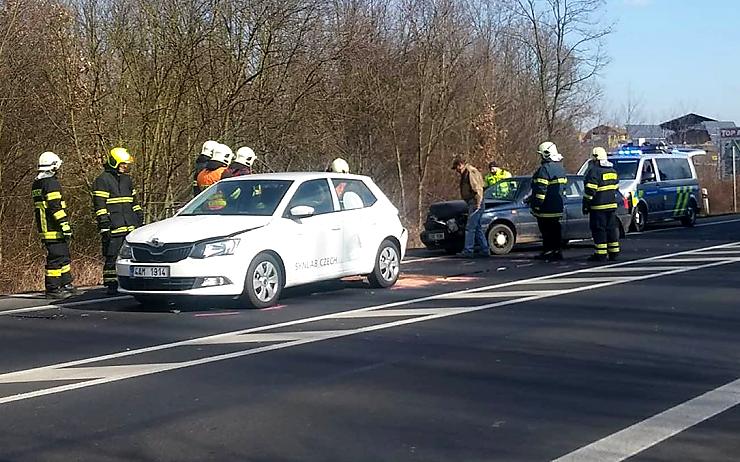 AKTUÁLNĚ: U Postoloprt se srazila dvě osobní a nákladní auto