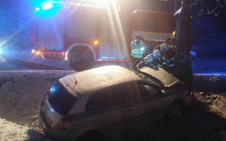 VIDEO AKTUÁLNĚ: Auto u Velemyšlevsi narazilo do stromu, záchranku potřebovali dva lidé