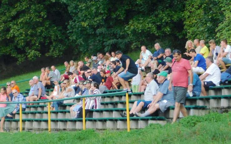 Fanoušci na stadionu Slavoje Žatec dostanou letos novou tribunu