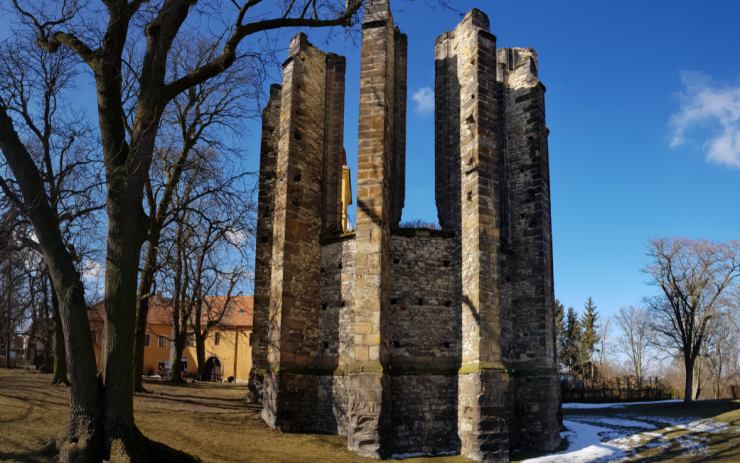 Nedostavěný chrám kromě výletníků láká i snoubence