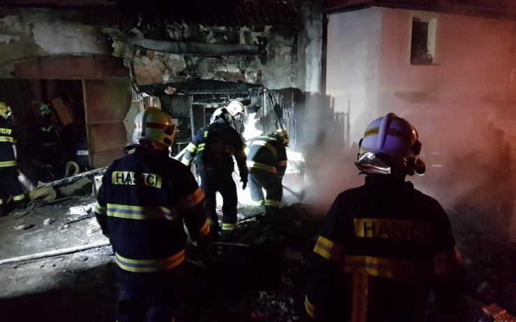 Náročný noční zásah: Hasiči vyjížděli k požáru u rodinného domu