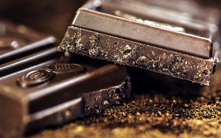 Muž chtěl z obchodu bez placení odnést čokoládu za 600 korun