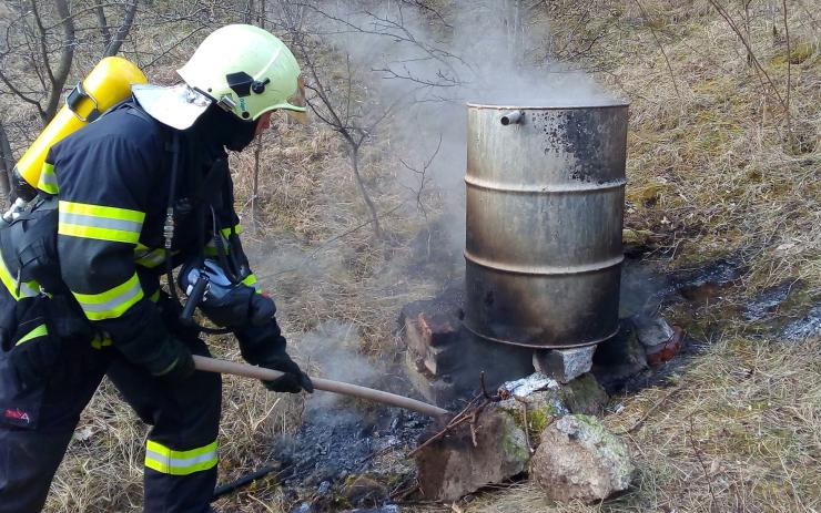 V nedostupném terénu u Vrbky hořelo, k požáru šli hasiči pěšky