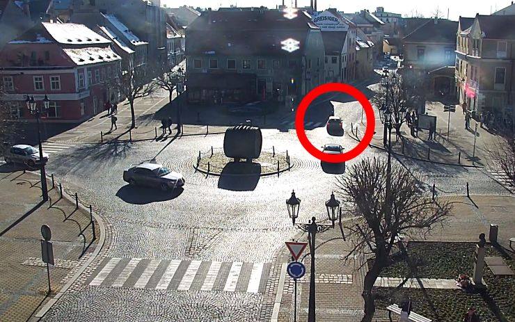 VIDEO: Auto na Kruhovém náměstí se střetlo s chodkyní. Policie hledá svědky