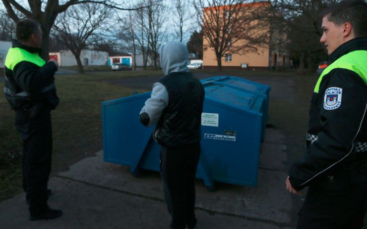 Muž se hrabal v kontejneru a dělal okolo nepořádek. Musel si po sobě uklidit