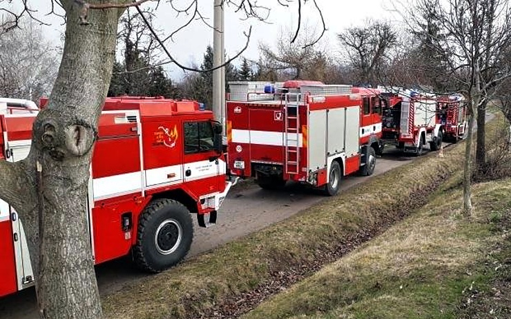 Požár chaty, srna, lokomotiva. Hasiči o svátcích jeli k sedmi zásahům