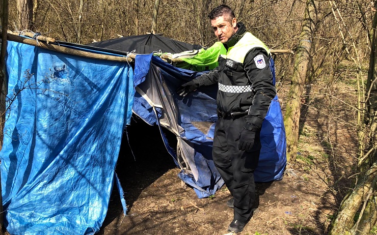 Za hřbitovem si vyrobil svůj příbytek bezdomovec