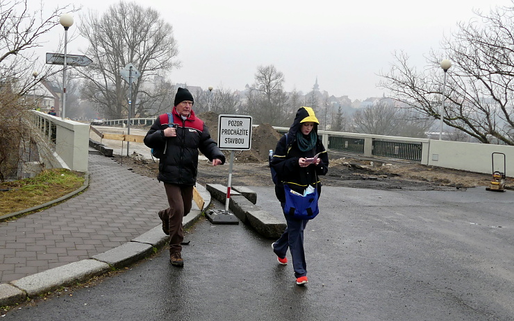 Důležitý most je uzavřen. Chodci však mají možnost projít