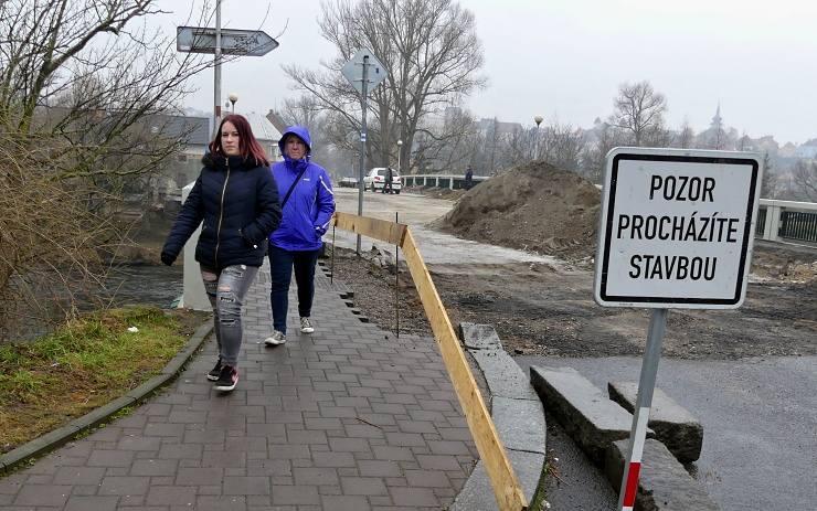 Důležitý most je uzavřen. Chodci však mají možnost projít