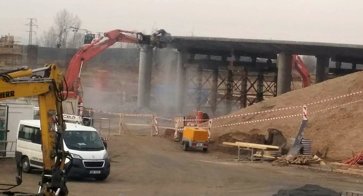 Nepovedený most na D7 se bude bourat do pátku. Stavba nového pak začne za tři dny