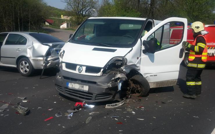 AKTUÁLNĚ: Srážka čtyř aut u Postoloprt, část silnice na Prahu je zavřená