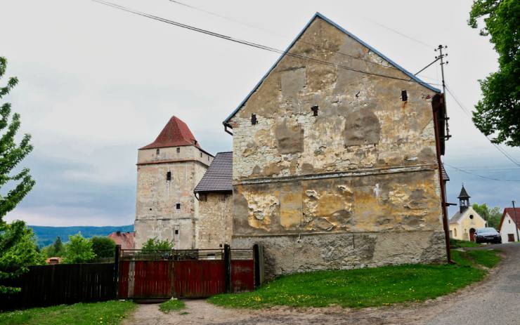 VÍTE, ŽE... V Divicích na Lounsku najdete tuto tvrz. V srpnu se zde bude hrát skvělé divadlo