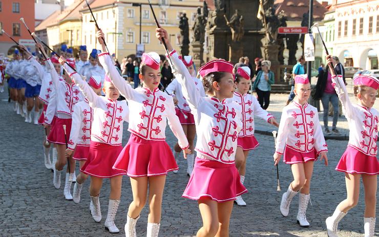 OBRAZEM: Žatcem prošel hůlkový průvod. Soutěží tu mažoretky z celé republiky