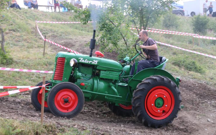 OBRAZEM: Historické stroje i domácí výroba. Do Skupic se sjeli majitelé traktorů