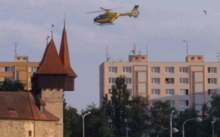 FOTO OD VÁS: Srážka auta s chodcem v Lounech, pro zraněnou dívku letěl vrtulník