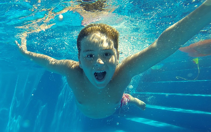 Milovníci plavání mohou chodit do bazénu už jen měsíc