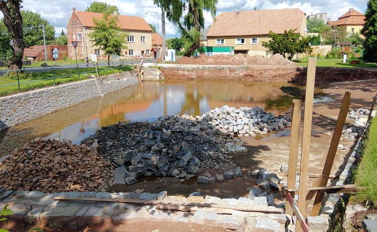 Vodní nádrž ve Strojeticích se opravuje, vodník se nenechá rušit