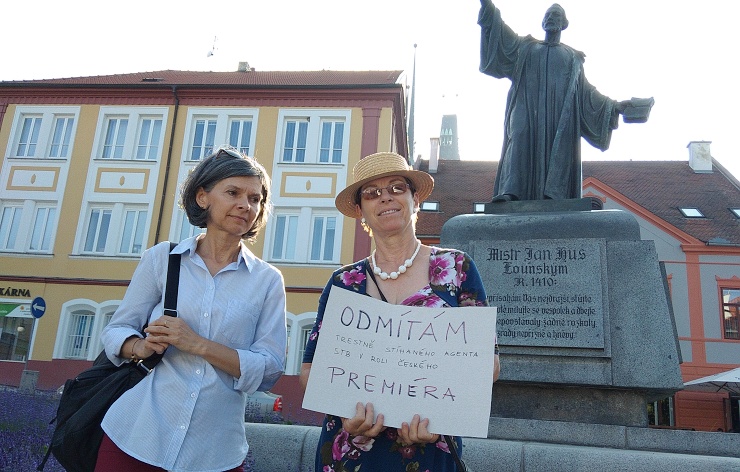 AKTUÁLNĚ: Proti jmenování Babiše demonstrovali i lidé v Lounech