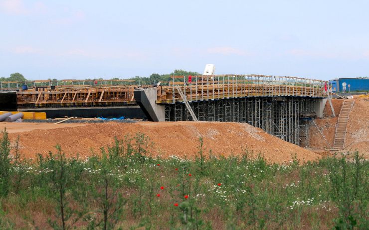 KURIOZITA: Úplně nový most přes dálnici zbourali, teď tam už roste jiný