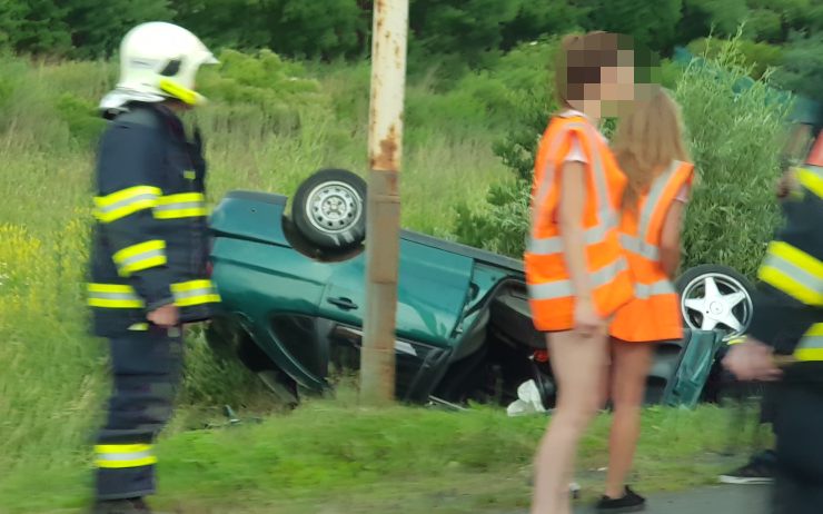 FOTO OD VÁS: Osobní auto skončilo na střeše na hlavním průtahu Žatcem