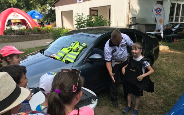 OBRAZEM: Na výstavišti v Lounech předvedli nejmenším návštěvníkům svou práci i policisté 