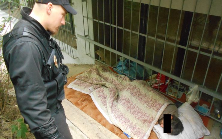 Na ulici spícího bezdomovce z Loun vykázala hlídka ústeckých strážníků