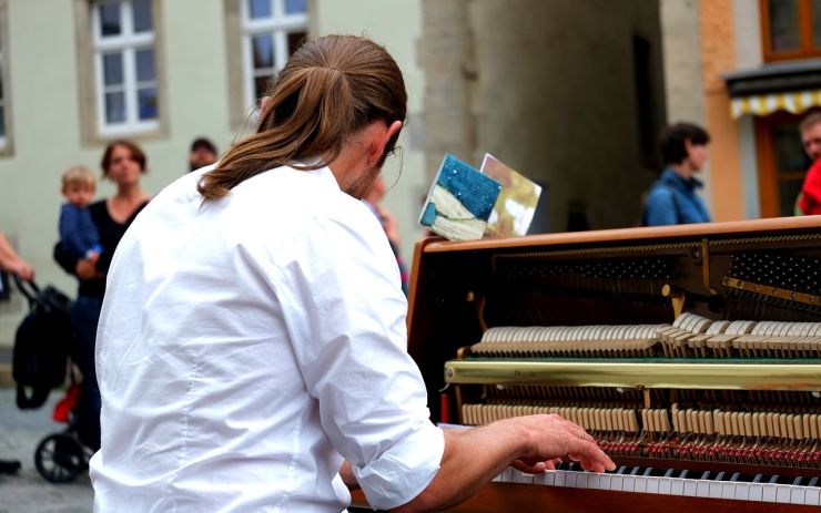 Piano rozezní dnes večer náměstí v Lounech. Vystoupí řada známých i neznámých umělců