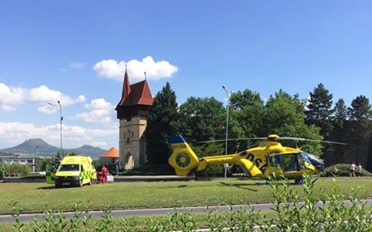 FOTO OD VÁS: Osobní auto v Lounech nacouvalo do chodkyně, zasahoval vrtulník