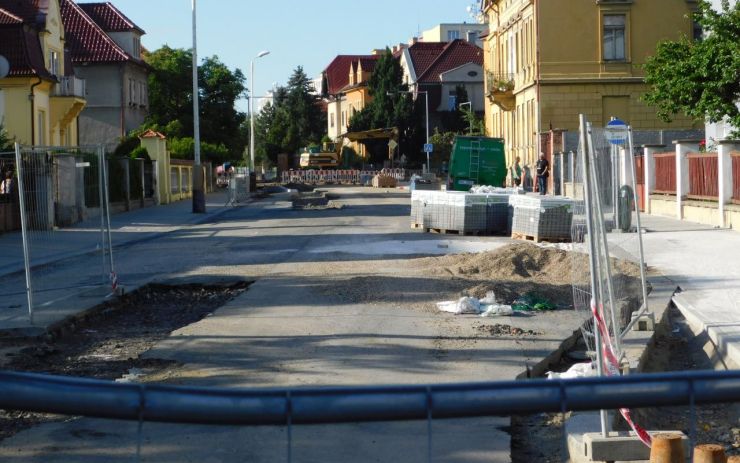 Silnice v ulici Volyňských Čechů se dokončí v srpnu, bude užší a bezpečnější