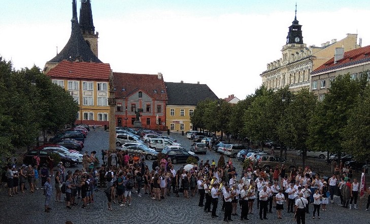 Průvod hudebníků oslavil sto let Československa