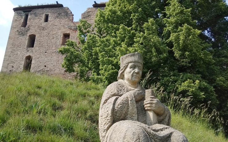 Tip na výlet: Hrad Krakovec u Rakovníka a zadumaná socha Jana Husa