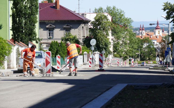 Opravy ulic i zbrusu nové hřiště. Žatec chystá během léta i po něm řadu investičních akcí