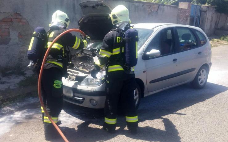 V Žatci začalo hořet osobní auto s plynovým pohonem