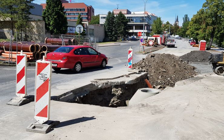 Kvůli opravám v Husově ulici vznikají v dopravě nepřehledné situace