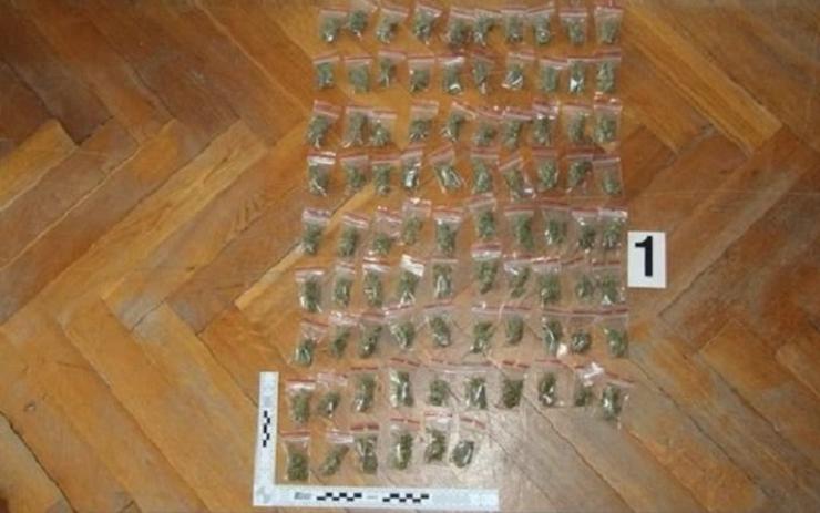 Droga jako dárek zdarma! Policisté odkryli další distributory marihuany na Lounsku